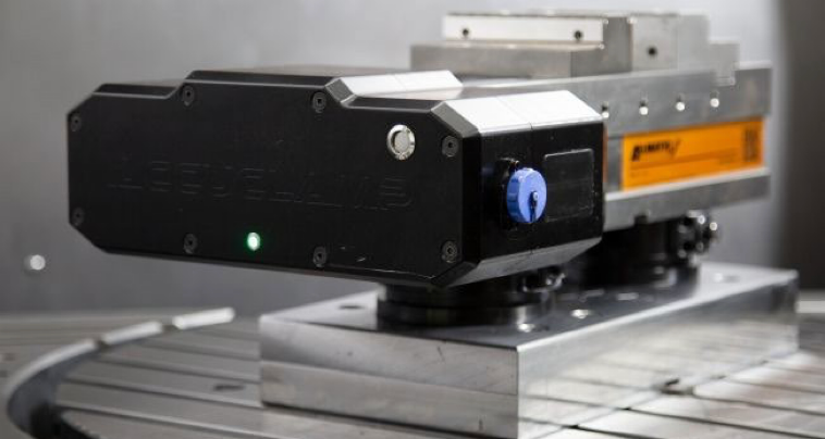 Das Bild zeigt einen AccuClamp zur elektrischen Spannung eines Schraubstocks