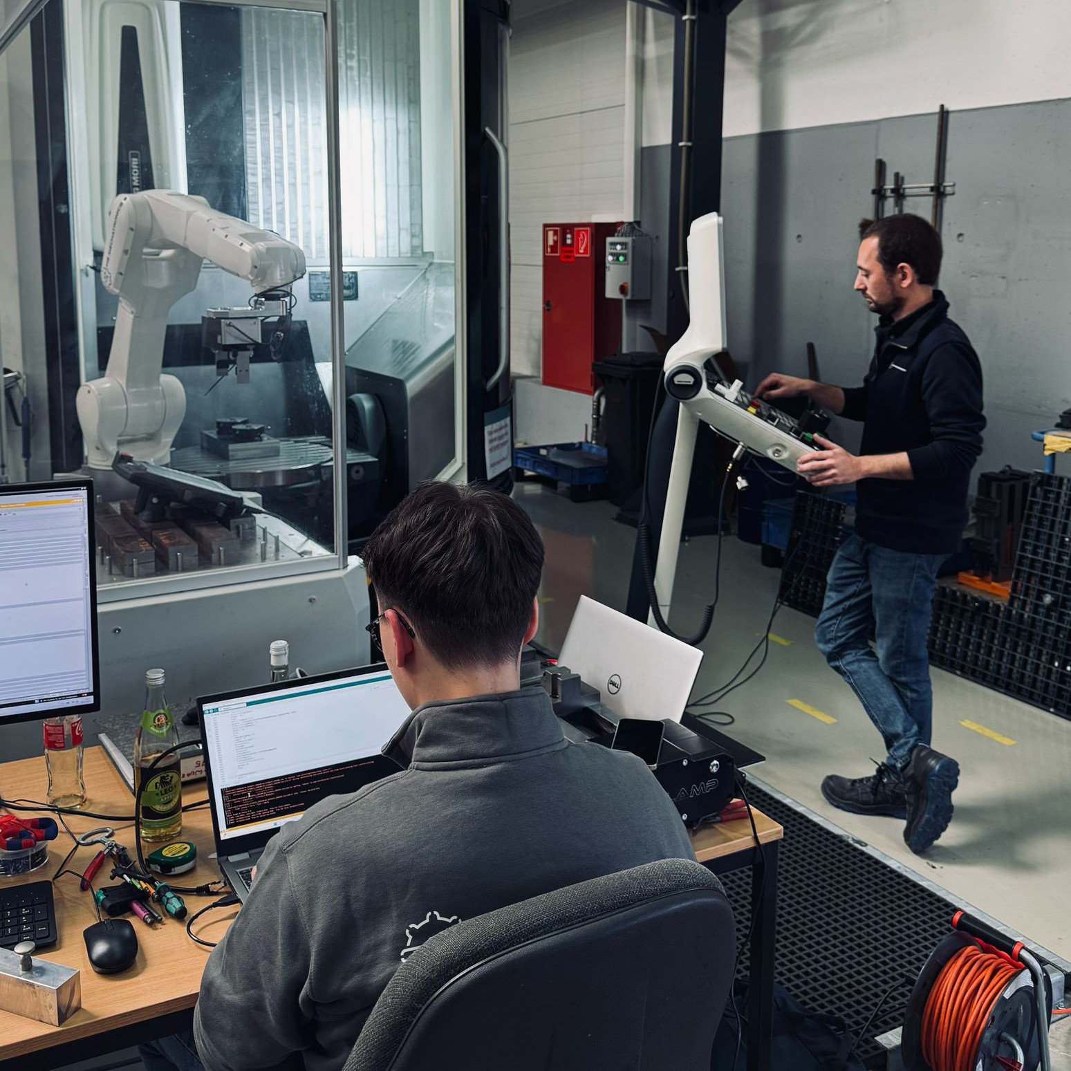 Automatisiertes Beladen einer Werkzeugmaschine - HS Mechatronics